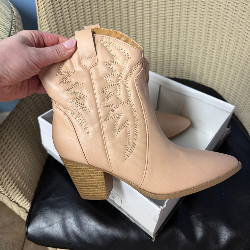 Qupid Beige Ankle Booties